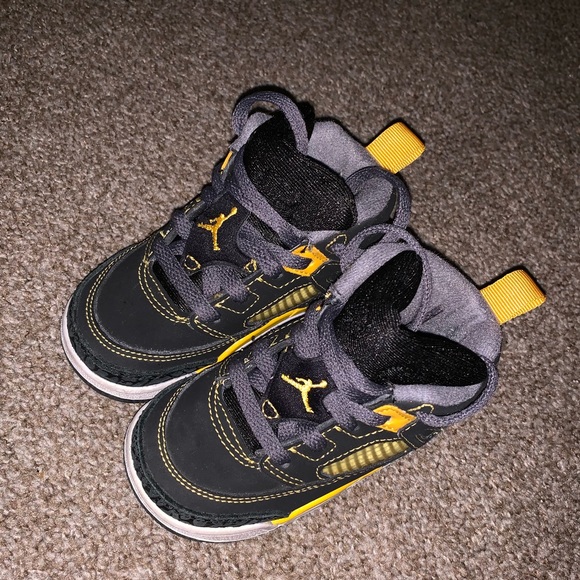Toddler spizike black university Jordan’s - Picture 1 of 3